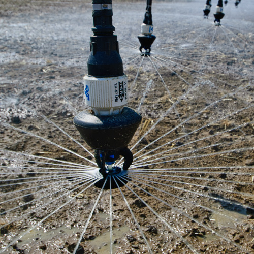 Center pivot rotary nozzle