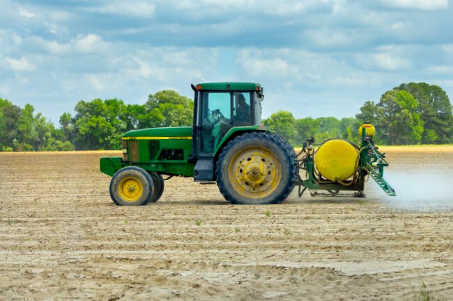 Spraying flat field